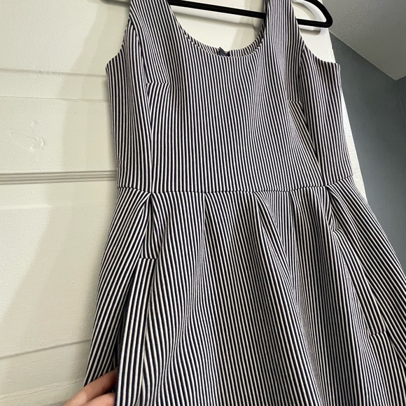 Striped Banana Republic dress with pockets! - Picture 2 of 3